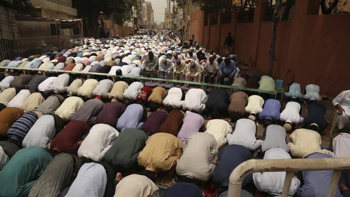 Musulmanes rezan durante el tercer viernes de oración del mes sagrado de ramadán.-EFE