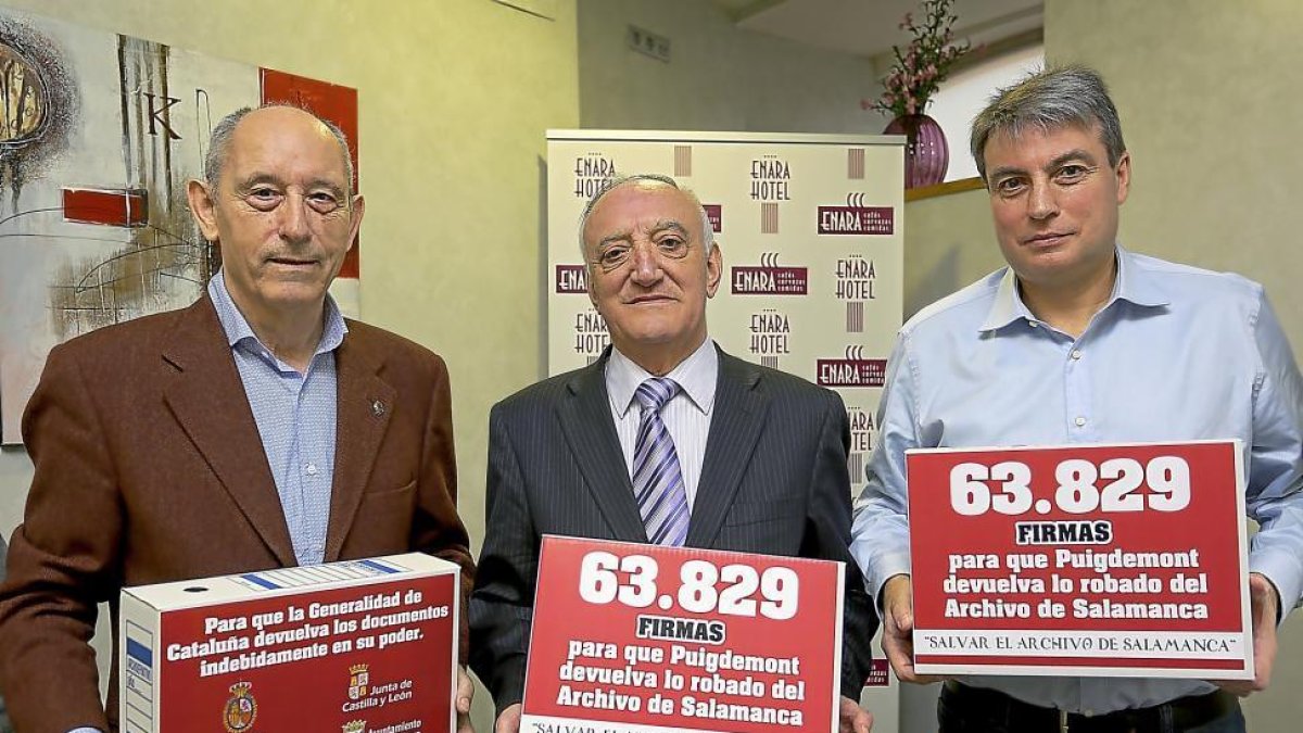 El socio de Honor de la asociación, Antonio Piedra, el secretario, José Luis Ingelmo y el presidente Policarpo Sánchez.-ICAL