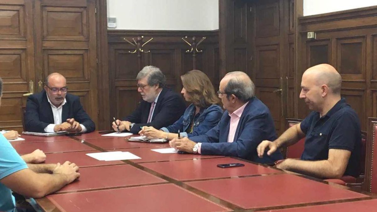 Reunión ayer del subdelegado con el comité ejecutivo de la patronal soriana.-HDS