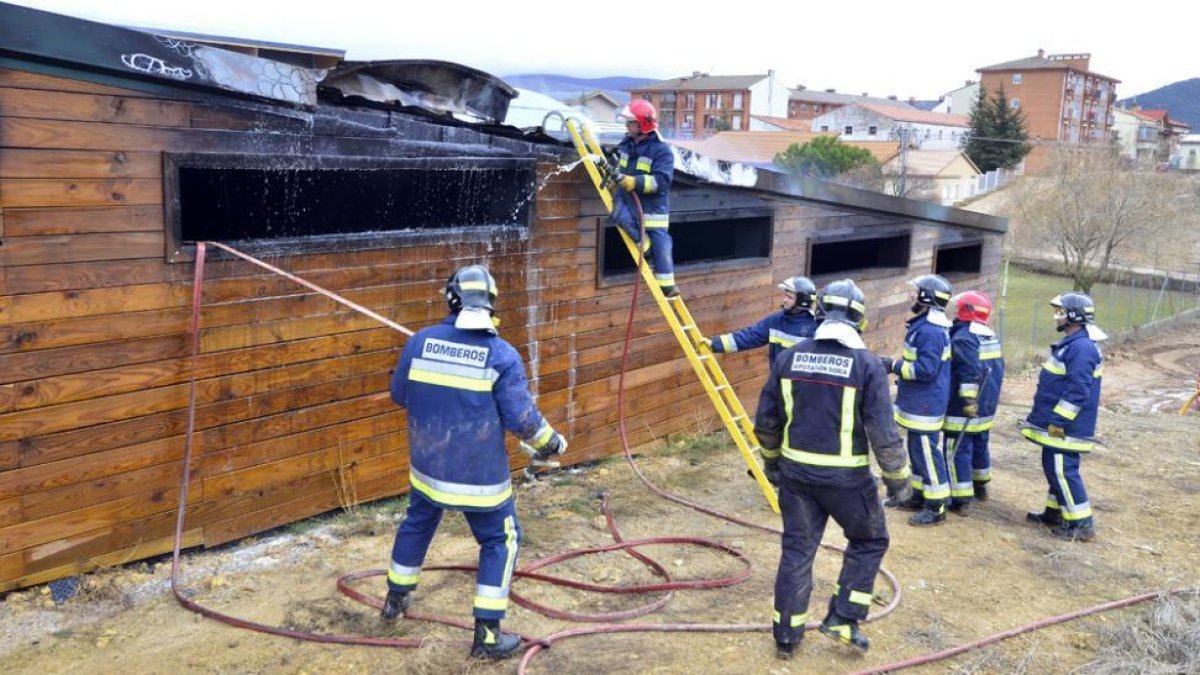 Los bomberos en un incendio en Ólvega-A. M.