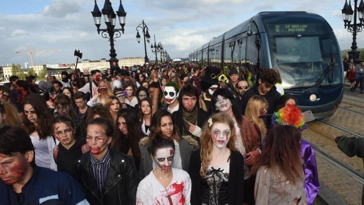 Estación de Burdeos el día de Halloween.-AFP / MEHDI FEDOUACH