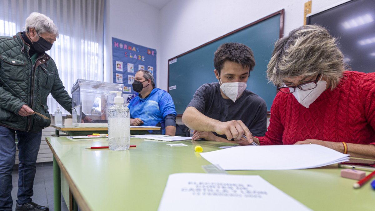 Ciudadano ejerciendo su derecho al voto en la ciudad.-MARIO TEJEDOR