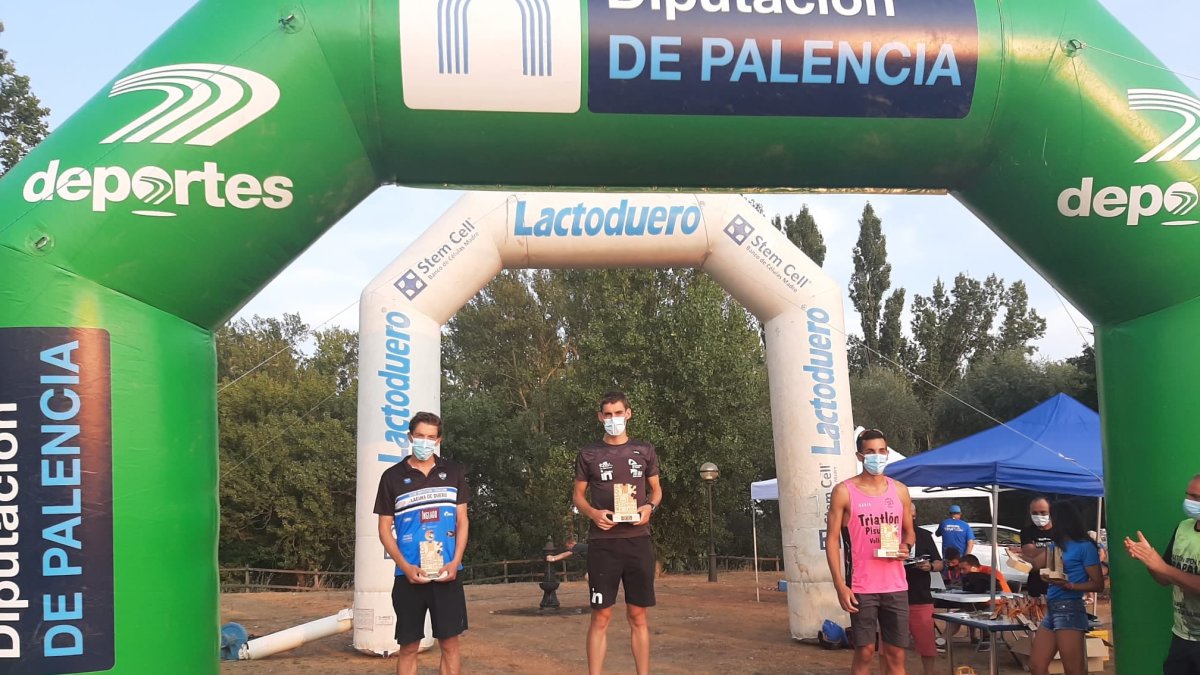 Jaime Izquierdo en el podio como campeón regional olímpico. HDS
