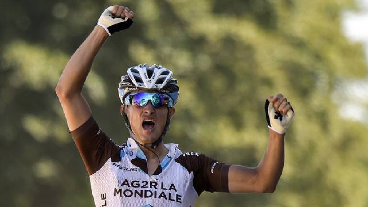 El ciclista francés Alexis Vuillermoz celebra su victoria en la octava etapa del Tour, al cruzar la línea de meta en el Muro de Bretaña.-AFP