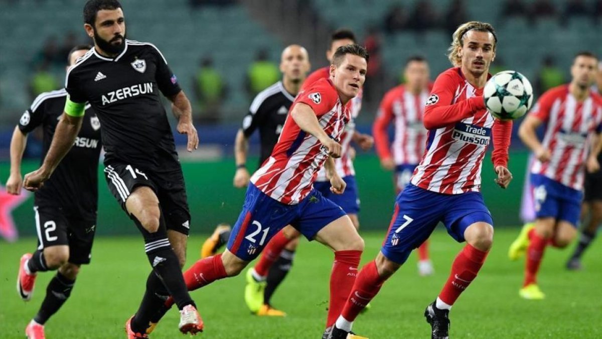Gameiro y Griezmann miran cómo el balón se marcha durante el partido en el Olímpico de Bakú.-ALEXANDER NEMENOV / AFP