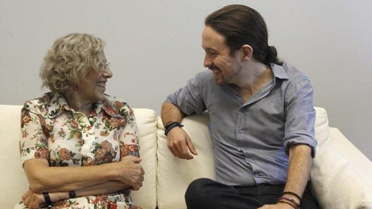 La alcaldesa de Madrid, Manuela Carmena, junto al secretario general de Podemos, Pablo Iglesias.-MARISCAL (EFE)