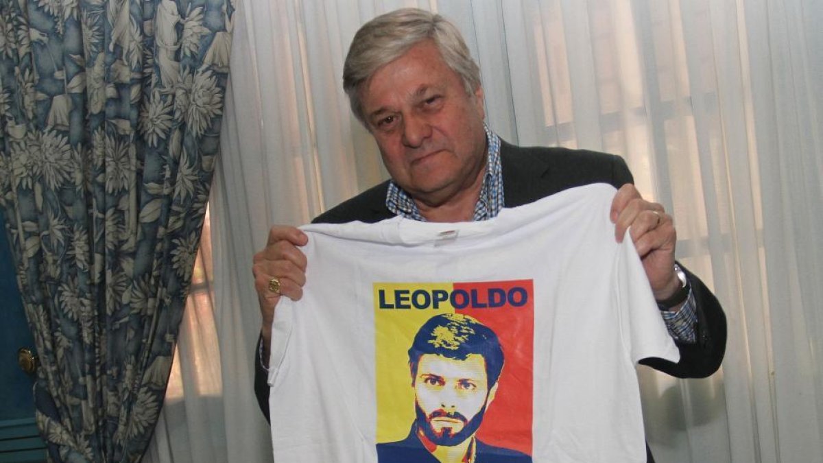 El padre del lider venezolano encarcelado, Leopoldo López Gil, presenta el libro 'Preso pero libre' en Palencia.-ICAL
