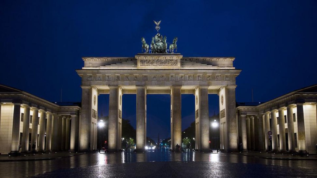 La puerta de Brandenburgo, de noche.-WIKIMEDIA COMMONS
