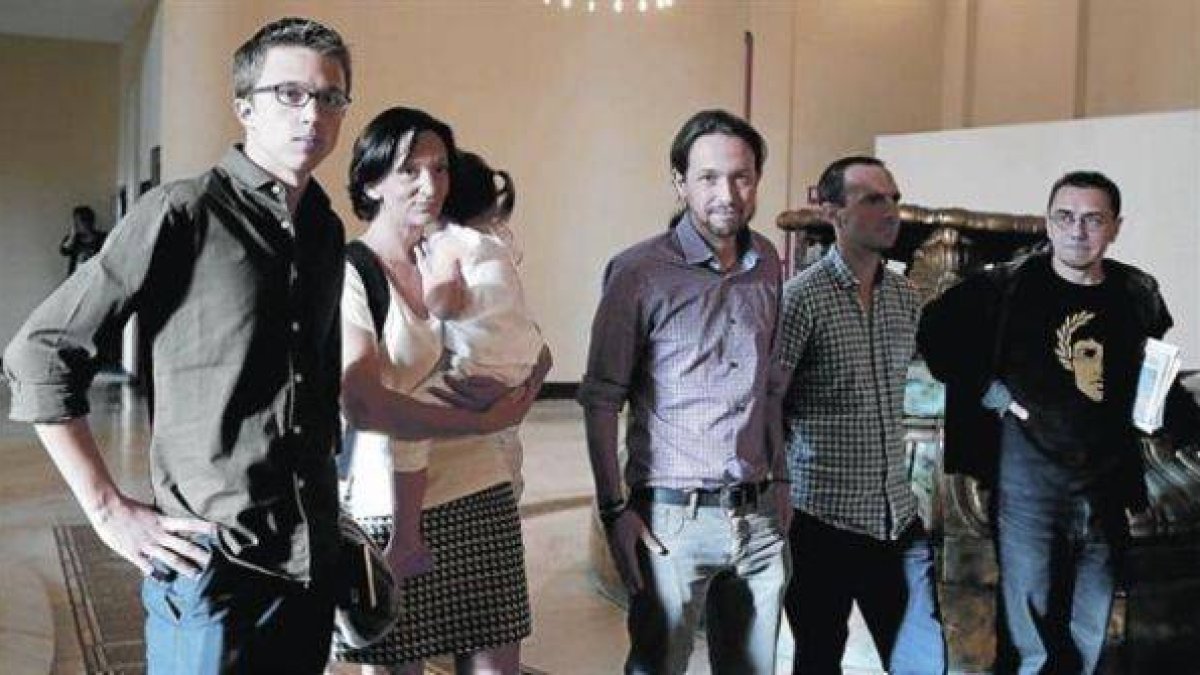 De izquierda a derecha, los dirigentes de Podemos, Íñigo Rejón, Carolina Bescansa, Pablo Iglesias, Luis Alegre y Juan Carlos Monedero, el viernes pasado, en Madrid.-Foto: EFE/ FERNANDO ALVARADO