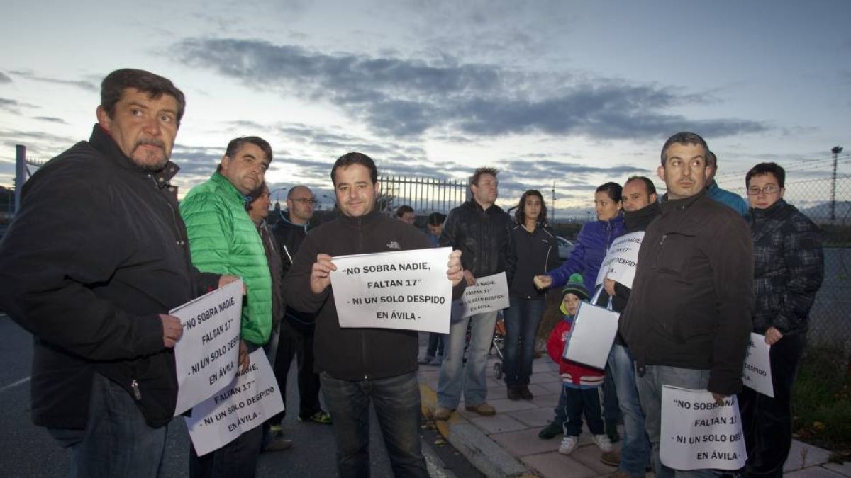 Miembros de la plataforma Nissan+17 se reúnen en la planta de Ávila con representantes de la multinacional-Ical