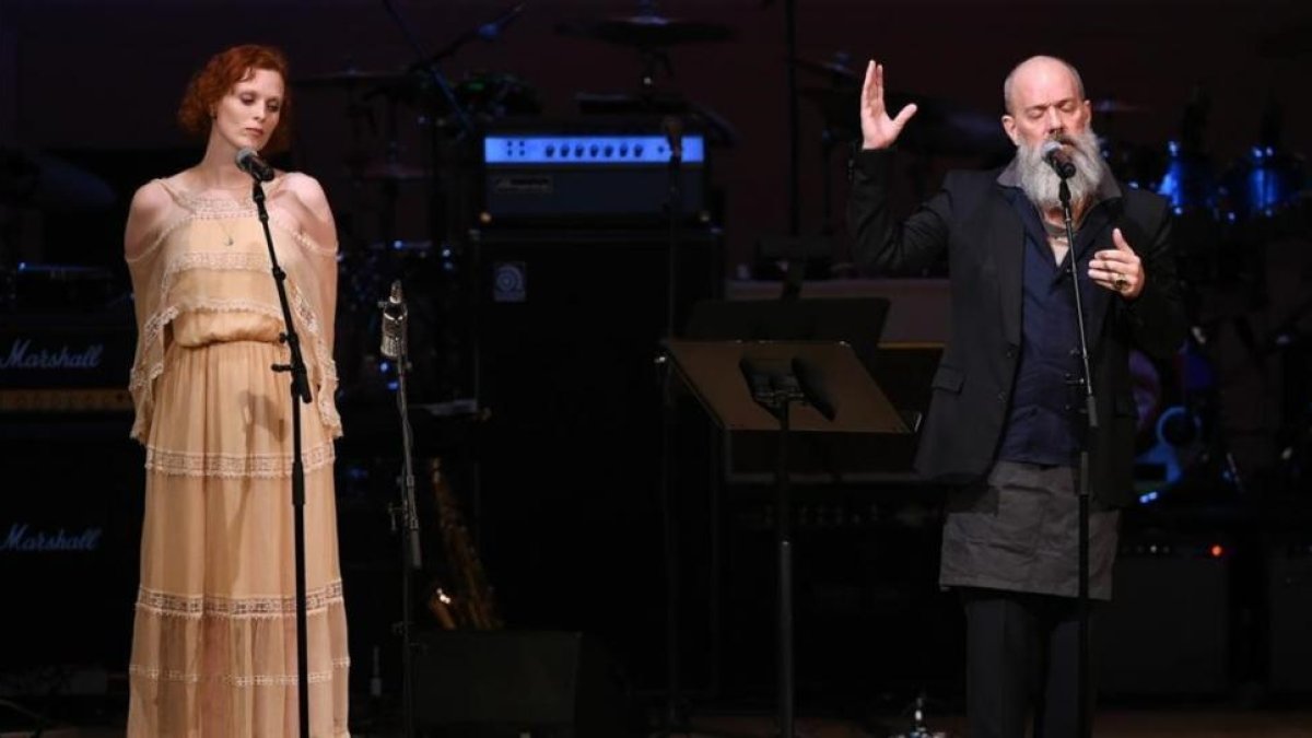 Michael Stipe y Karen Elson, durante la interpretación de 'Ashes to ashes' en la gala de homenaje a Bowie.-Evan Agostini