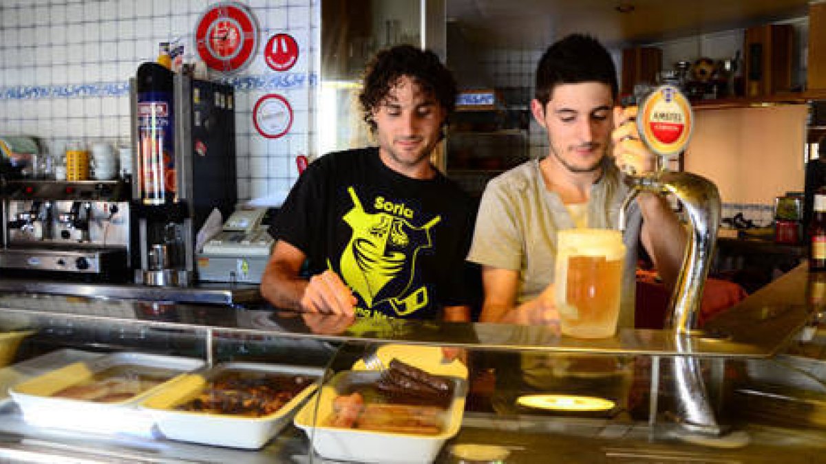 Jóvenes en su puesto de trabajo. / A. M.-