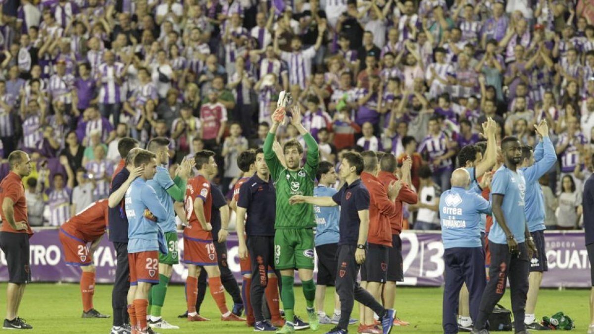 Los jugadores Numantinos se despiden en el José Zorrilla.-LUIS ÁNGEL TEJEDOR