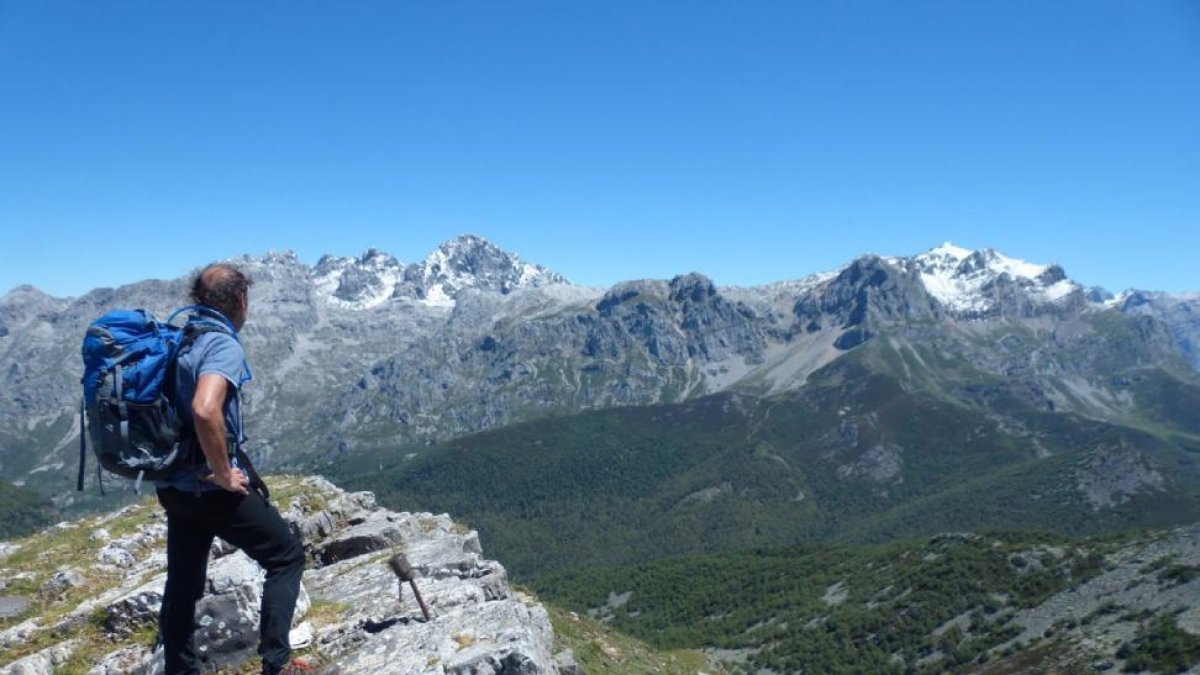 Un montañero observa los Picos de Europa desde la cumbre del Jario-E. R.