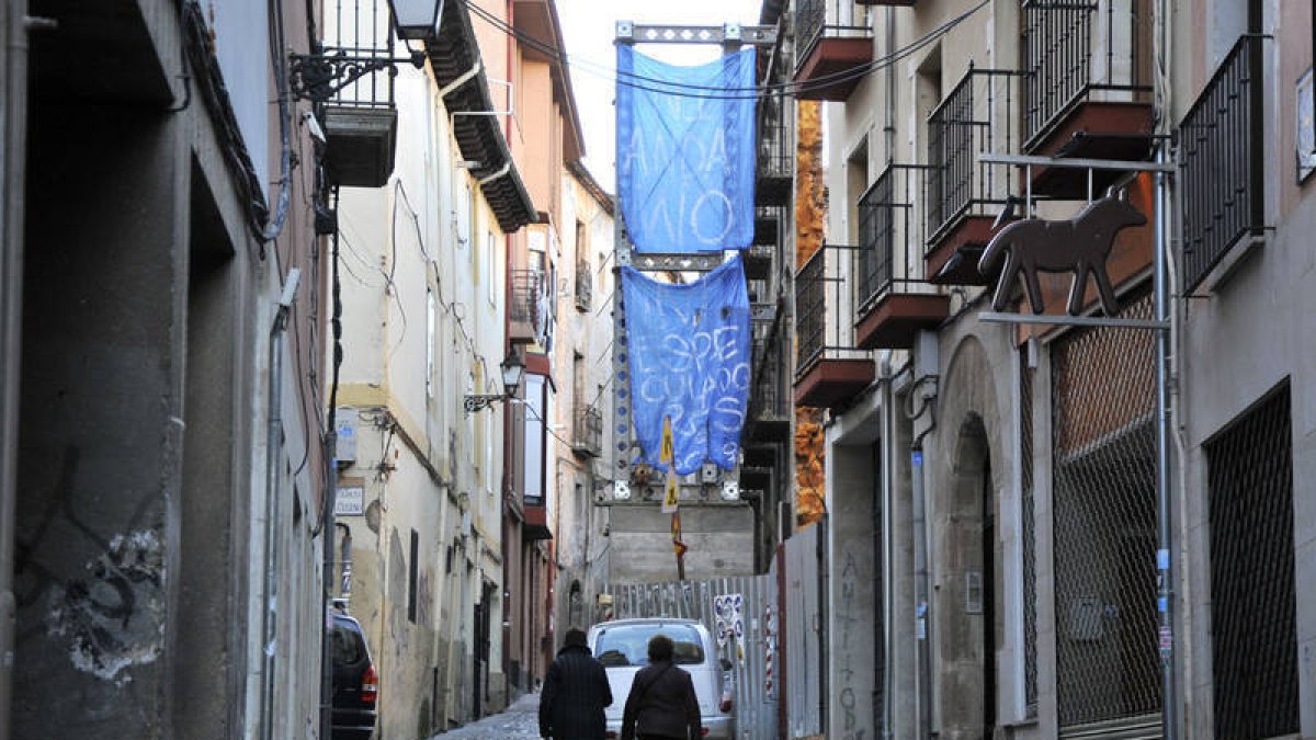 El andamio de la calle Zapatería que el equipo de Gobierno confía en retirar en breve. / VALENTÍN GUISANDE-