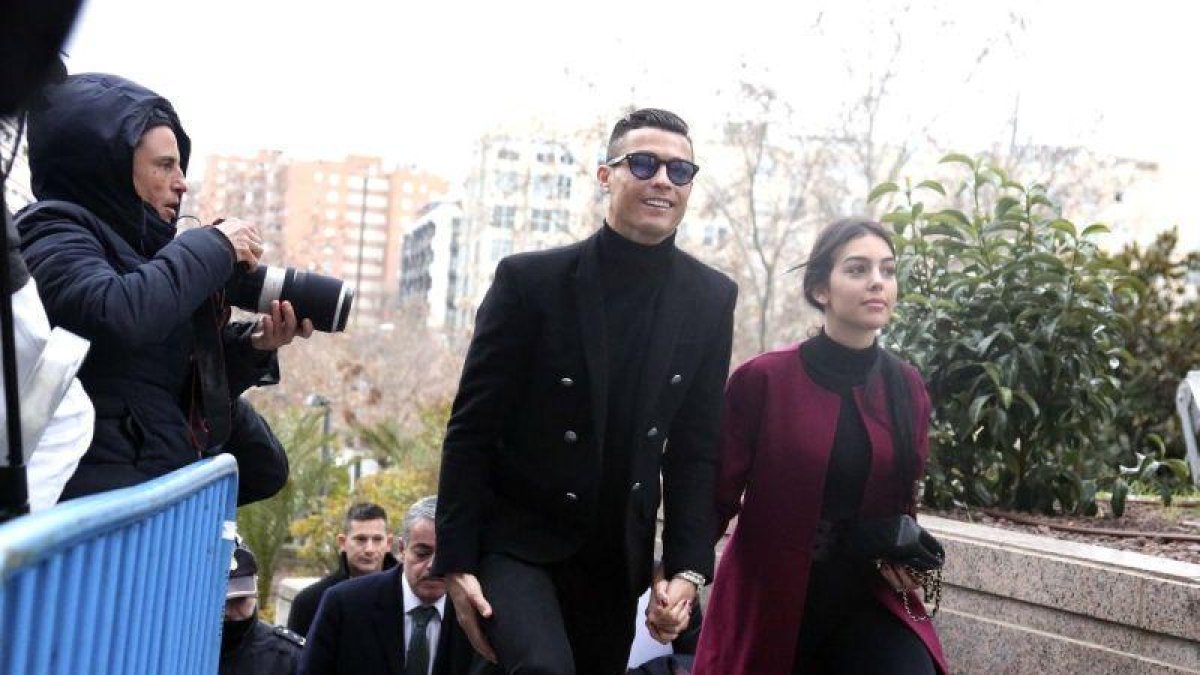 Cristiano Ronaldo entra en la Audiencia de Madrid junto a su pareja, Georgina Rodríguez.-DAVID CASTRO