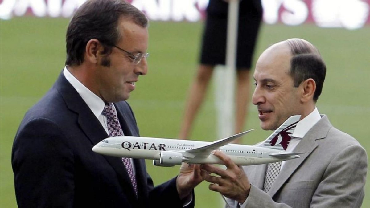 Sandro Rosell y el consejero delegado de Qatar Airways Akbar Al Albaker.-EFE / ALBERT OLIVÉ