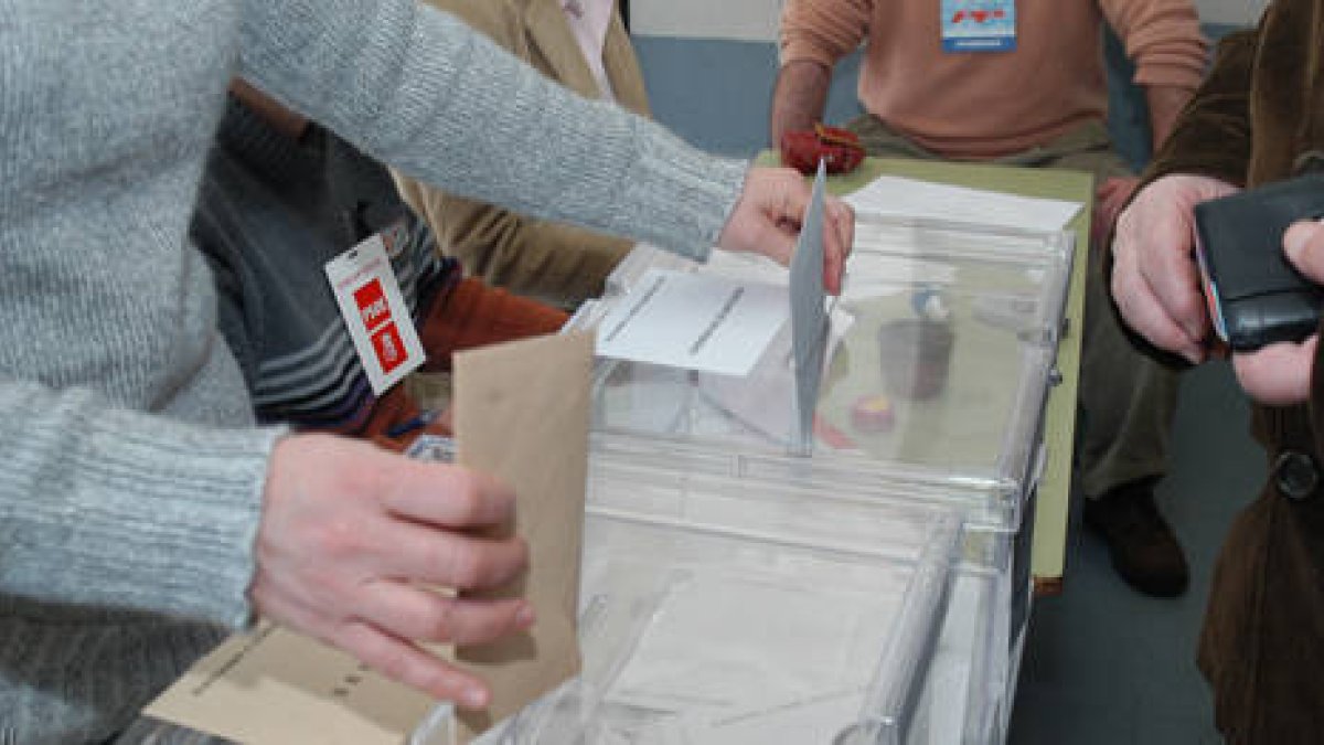 Imagen del ejercicio del voto en una mesa electoral de Soria. / VALENTÍN GUISANDE-