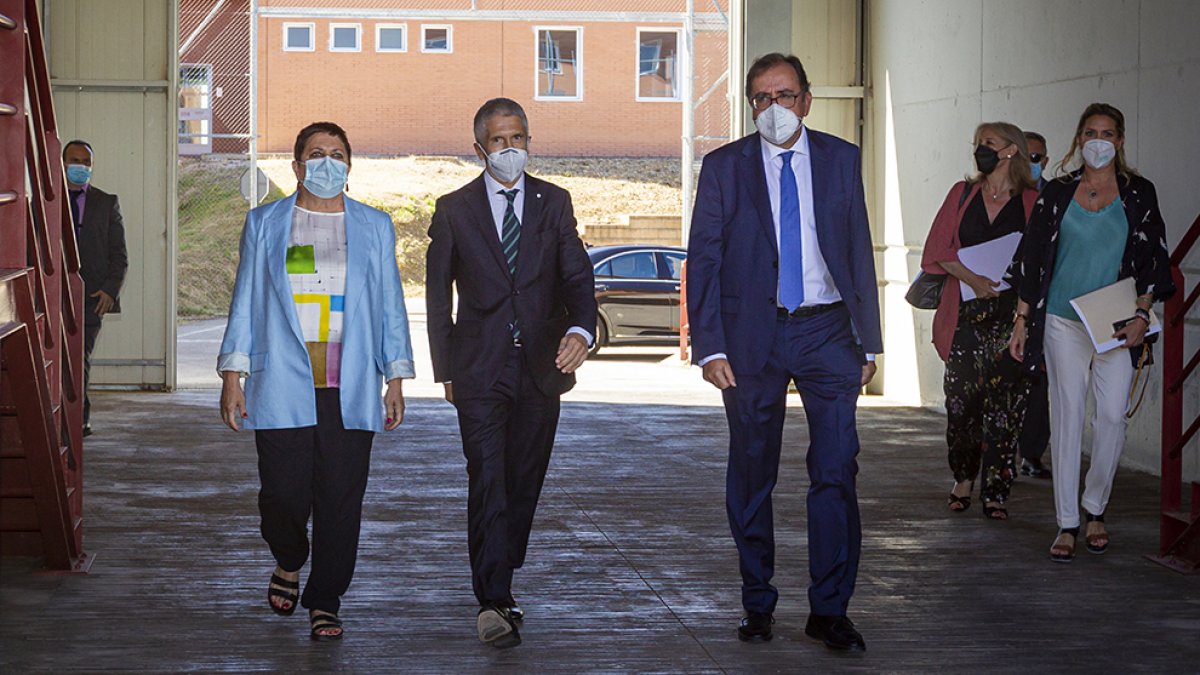 El ministro de Interior, Fernando Grande-Marlaska, inaugura el nuevo centro penitenciario de Soria. MARIO TEJEDOR