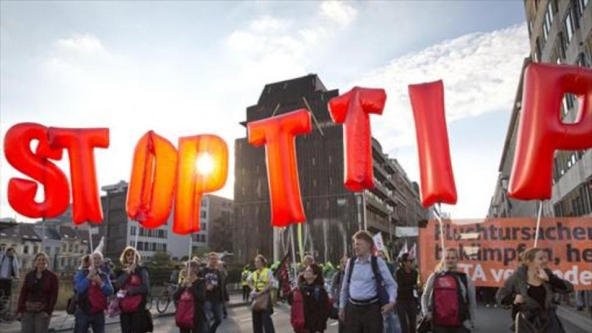 Unos manifestantes portan globos con los que piden que se pare el TTIP, esta semana en Bruselas.-AP / VIRGINIA MAYO