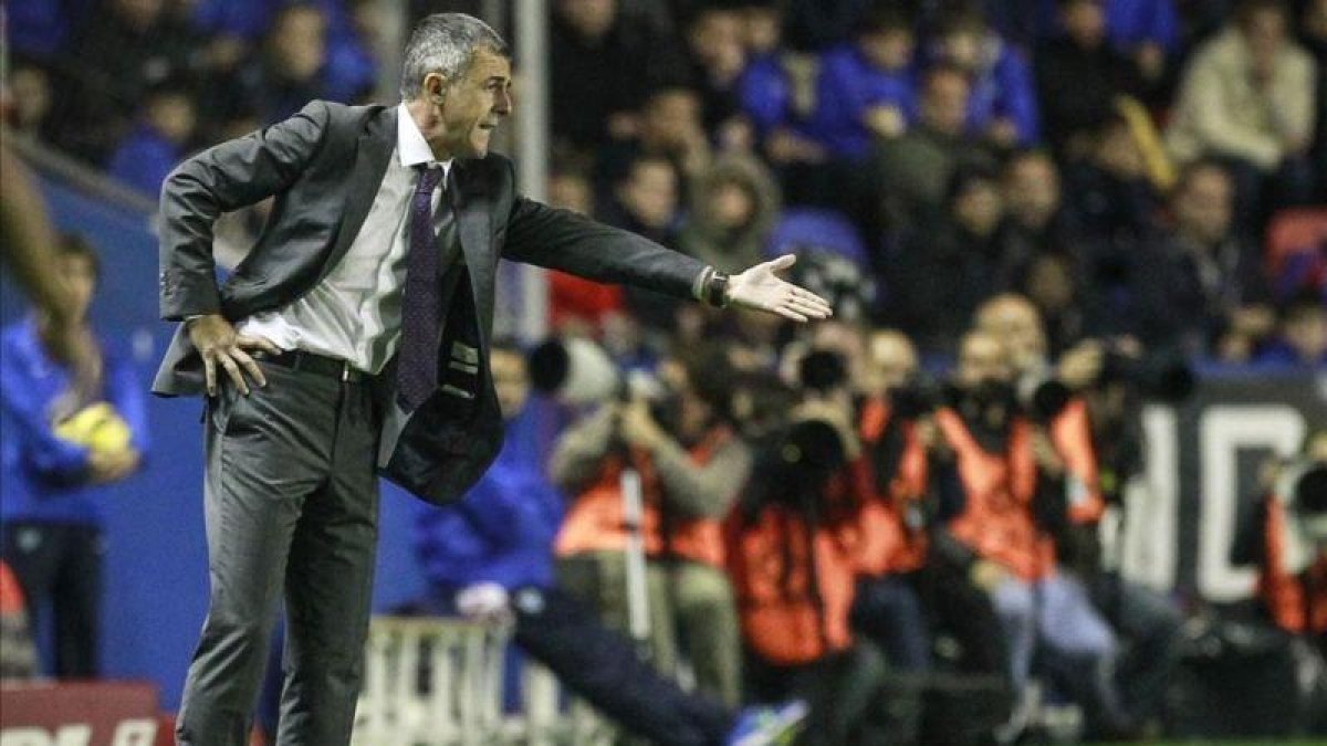 Lucas Alcaraz debuta oficialmente en el banquillo del Granada.-MIGUEL LORENZO