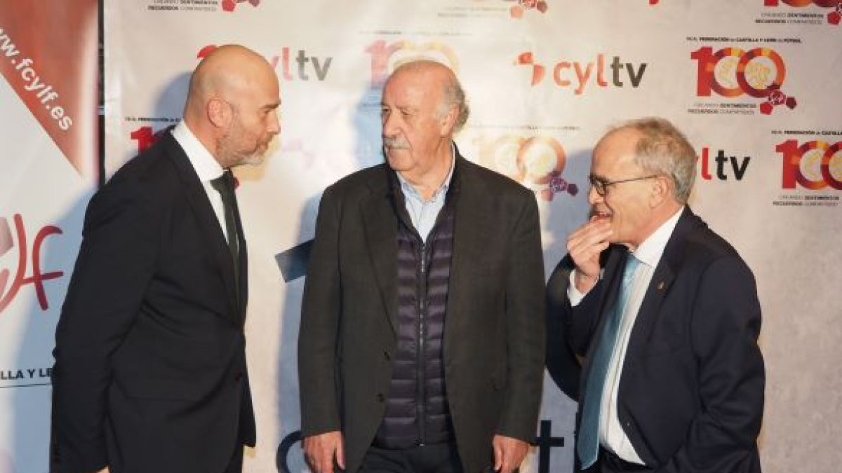 Jorge Losada, director de CYLTV; Vicente del Bosque, y Marcelino Maté, presidente RFCYLF, antes de la presentación. RFCYLF
