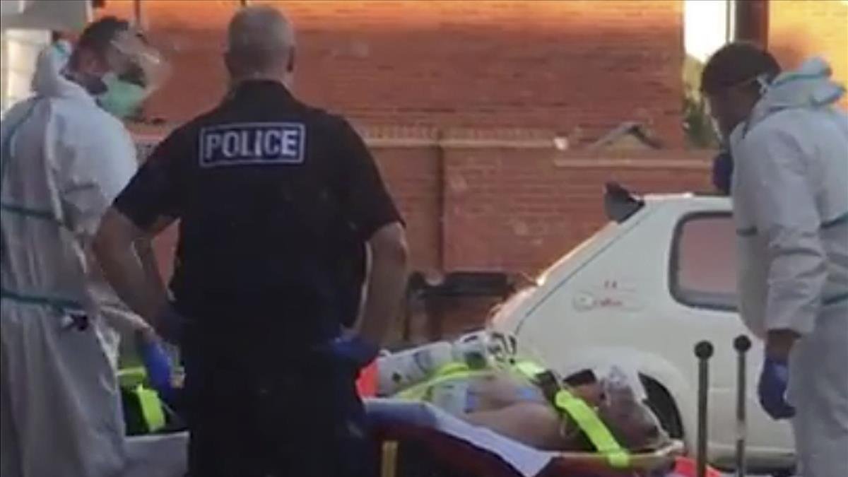 Los servicios médicos evacúan a uno de los afectados por el agente químico, en Salisbury.-AFP