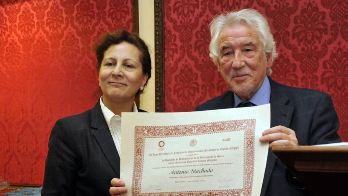 Núñez Encabo recibe el diploma de Elsa González.-DIEGO MAYOR