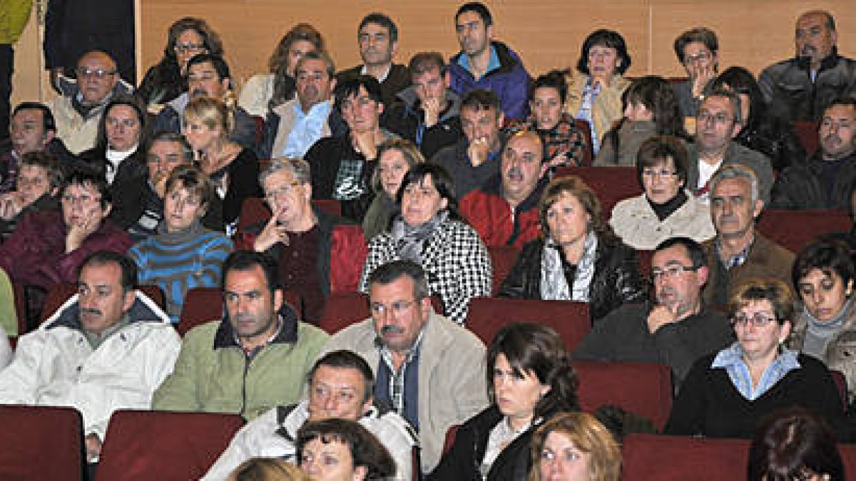 Trabajadores en la asamblea de Norma ayer. / V. G. -