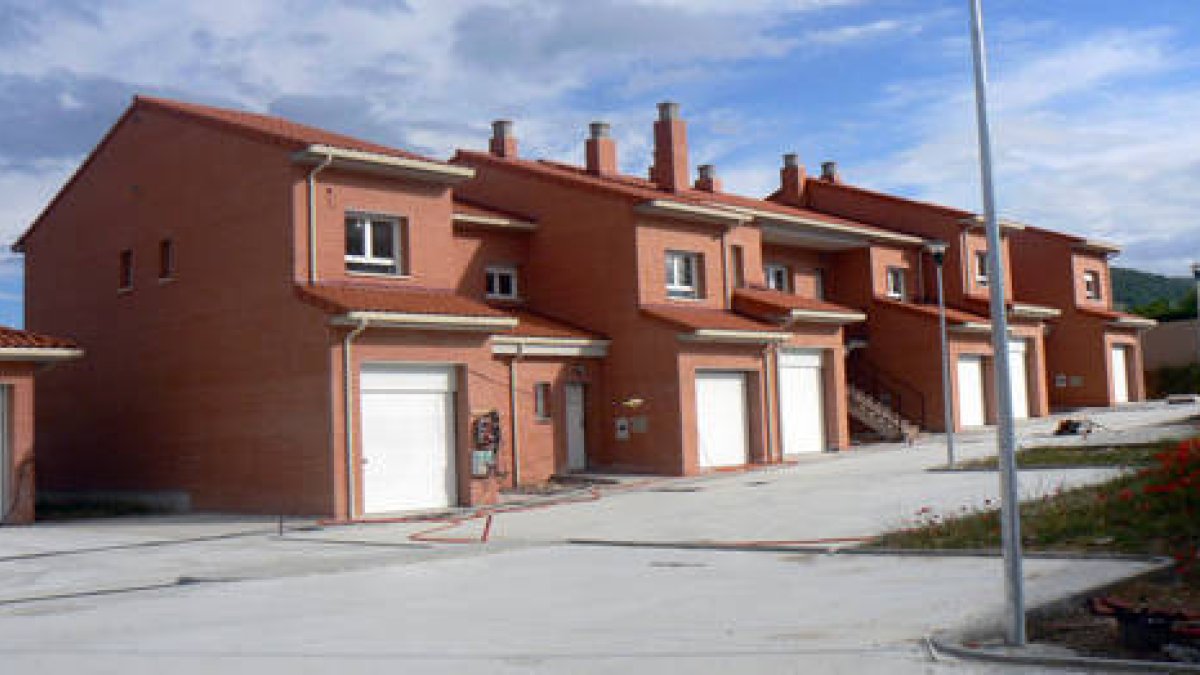 Exterior de las viviendas en el nuevo complejo olvegueño de la Guardia Civil. / EVA SÁNCHEZ-