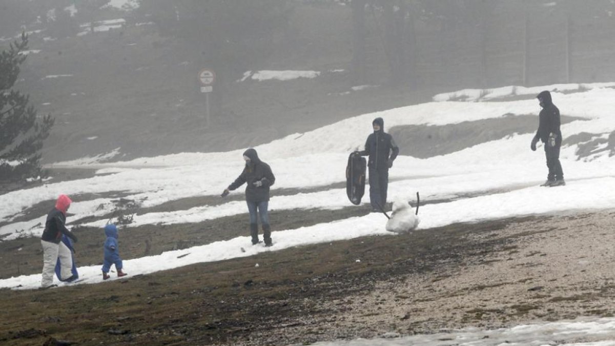 El viento y la lluvia se 'llevaron' buena parte de la nieve en Santa Inés.-LUIS ÁNGEL TEJEDOR