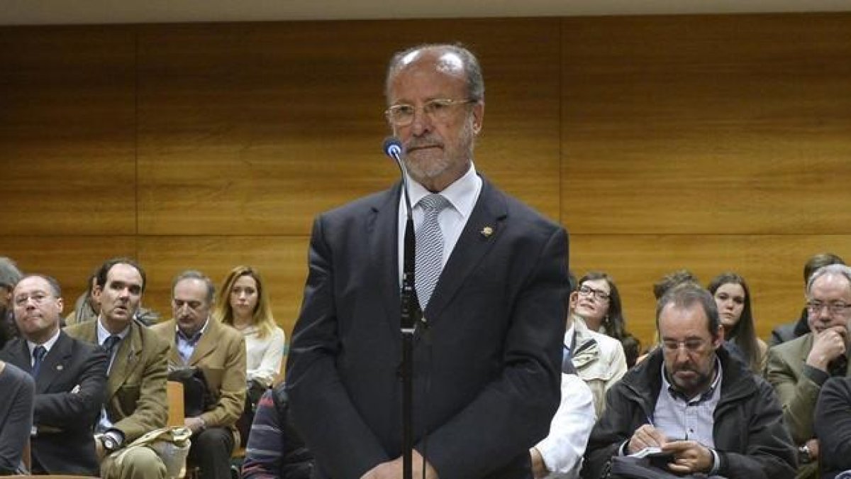 El alcalde de Valladolid, Francisco Javier León de la Riva, en el juicio por desobediencia que se celebró el pasado 27 de abril.-EL PERIÓDICO