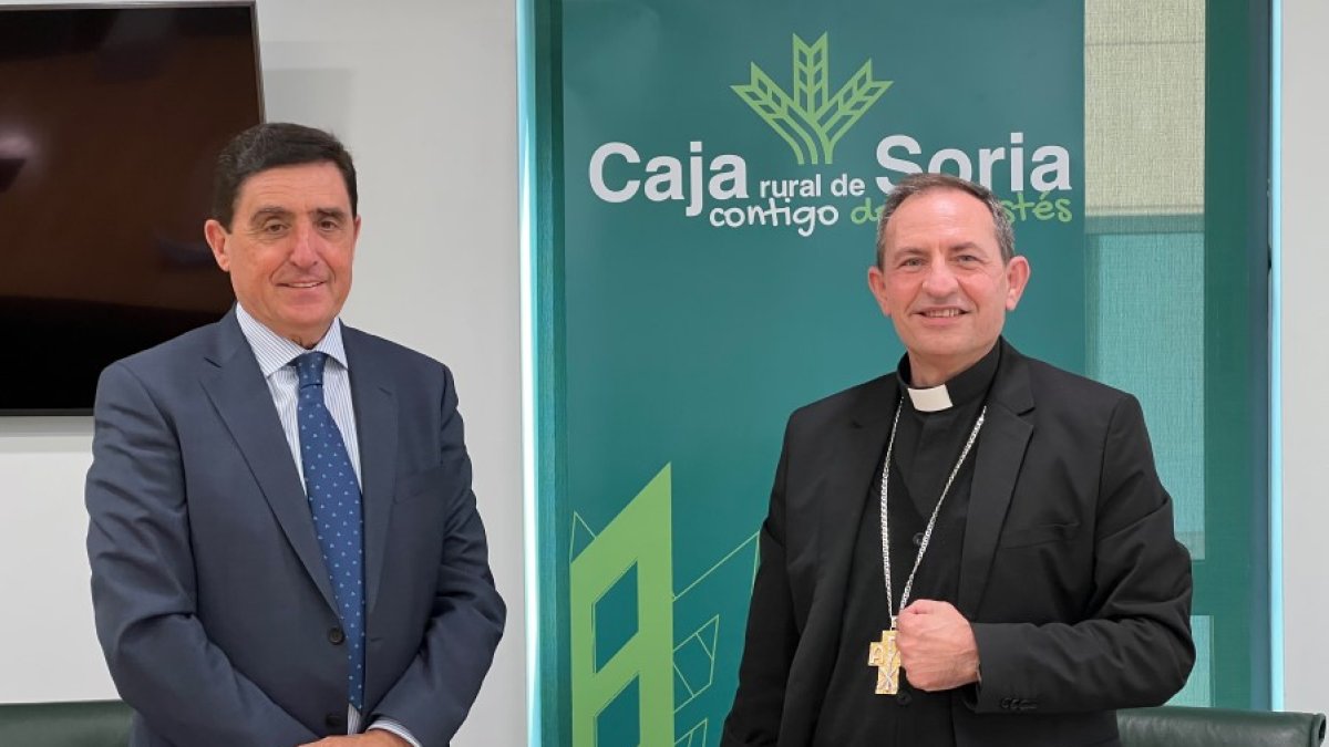 El presidente de Caja Rural y el Obispo de Osma-Soria durante el acto de firma del convenio. HDS