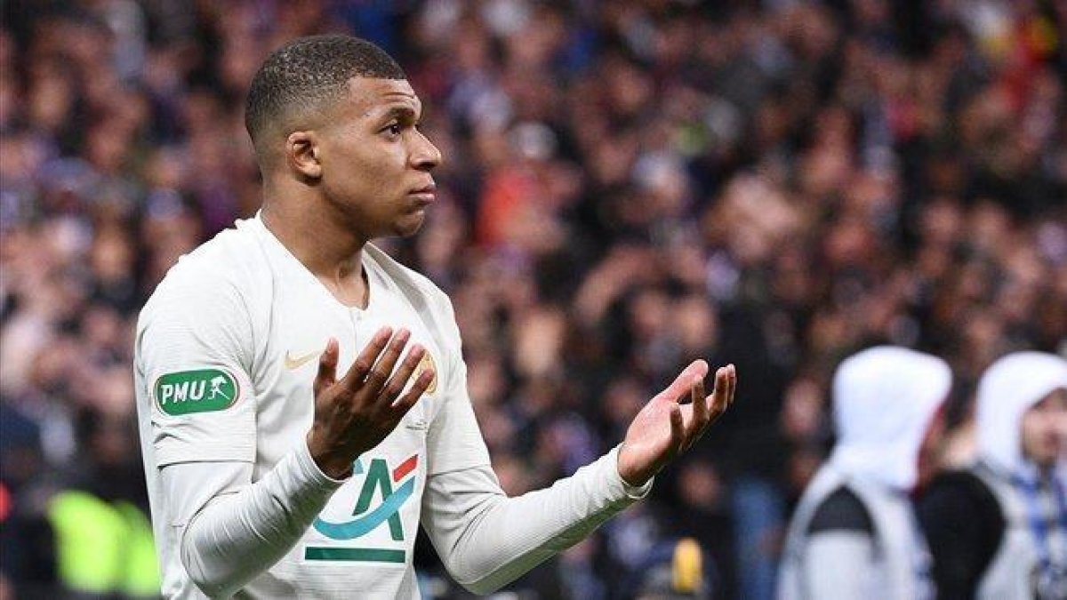 Mbappé tras ser expulsado en la final de la Copa de Francia.-EL PERIÓDICO