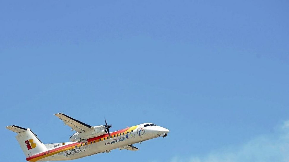 Un avión de la aerolínea Air Nostrum que despega del aeropuerto de Burgos-Villafría.-Ical
