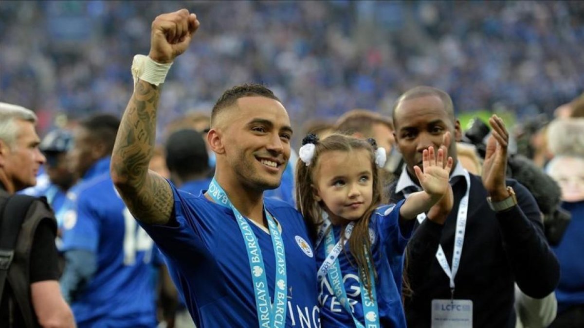 Danny Simpson, celebrando el título conseguido.-EFE / PETER POWELL