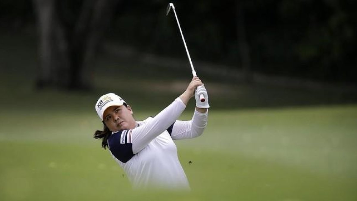 La golfista surcoreana Park In-bee, en acción en Singapur.-AP / WONG MAYE-E