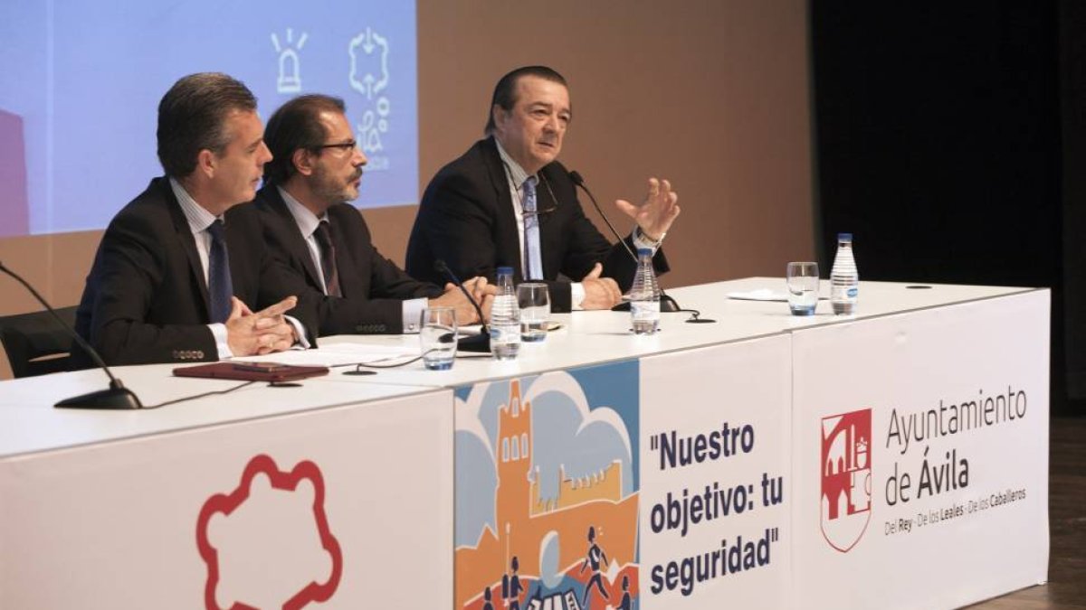 El teniente alcalde del Ayuntamiento de Ávila, José Francisco Hernández; el subdirector adjunto de Investigación e Intervención en la Subdirección General de Análisis y Vigilancia Estadística de la D.G.T, Juan Carlos González; y El fiscal de sala coordina-Ical