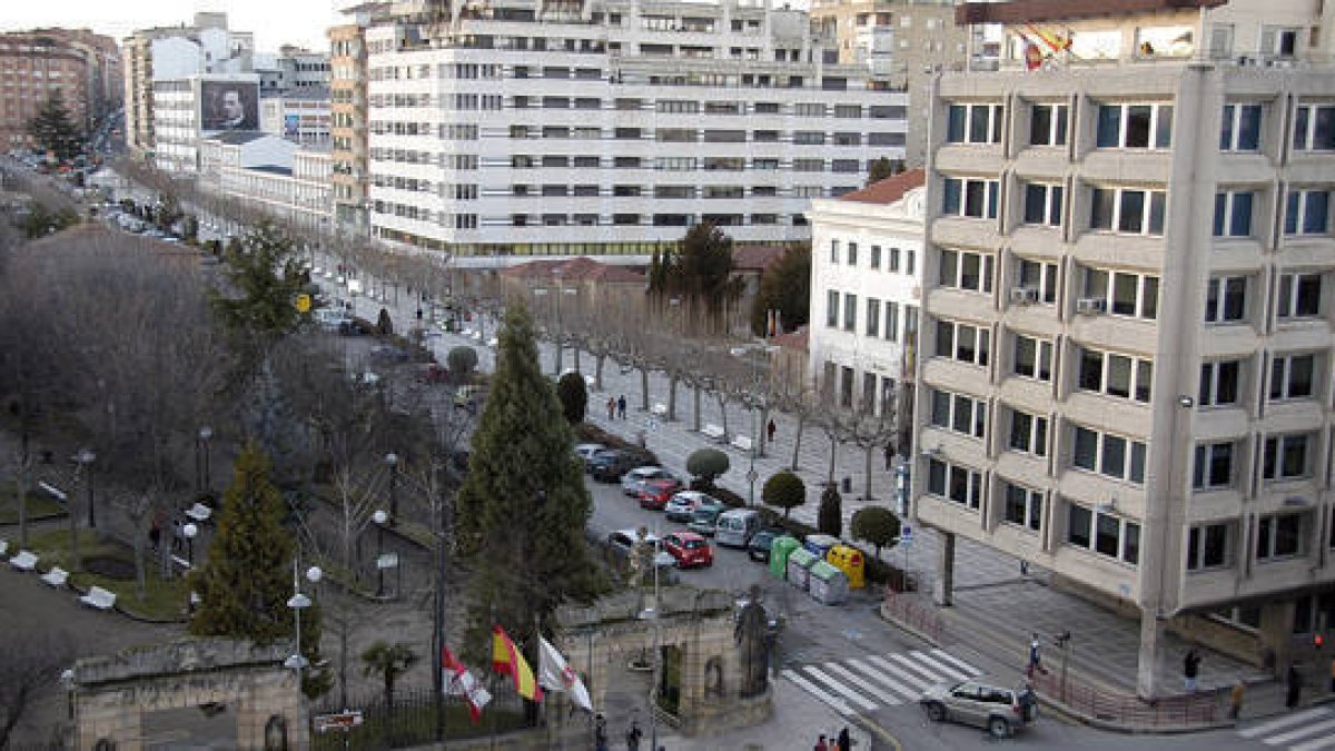 Vista del paseo del Espolón de la capital soriana. / VALENTÍN GUISANDE-