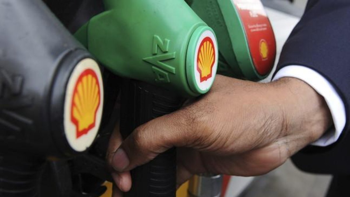 Un hombre se dispone a repostar gasolina en una estación de servicio de Shell en Londres, Reino Unido.-ANDY RAIN / EFE