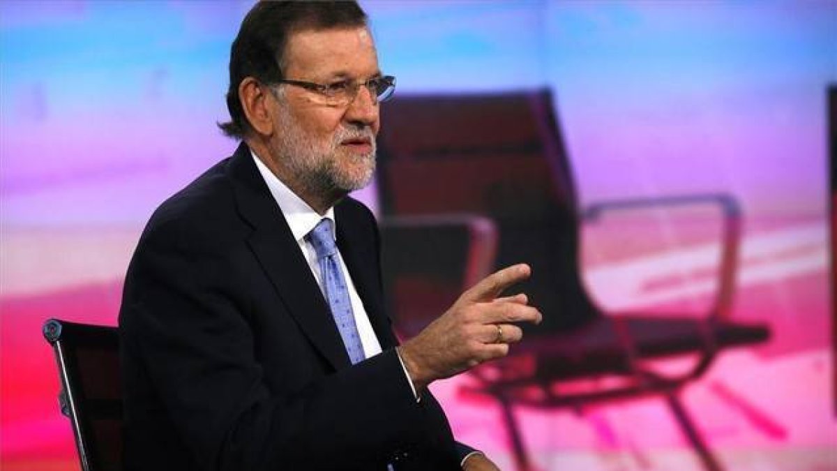 El presidente del Gobierno, Mariano Rajoy, este jueves durante la entrevista con Gloria Lomana en Antena 3.-DAVID CASTRO