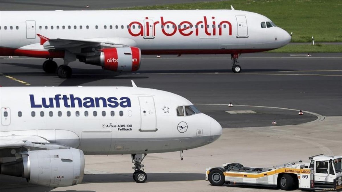 Foto de archivo de un avión de la aerolínea Lufthansa y otro de Air Berlin en el aeropuerto de Dusseldorf.-EFE