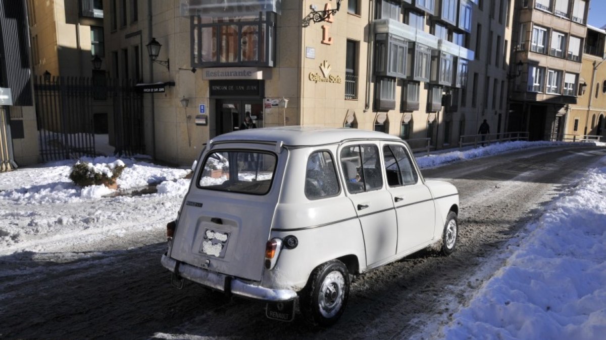 Un Renault 4, en enero de 2021, desafiando a la borrasca Filomena por el centro de Soria sin mayor complicación. HDS