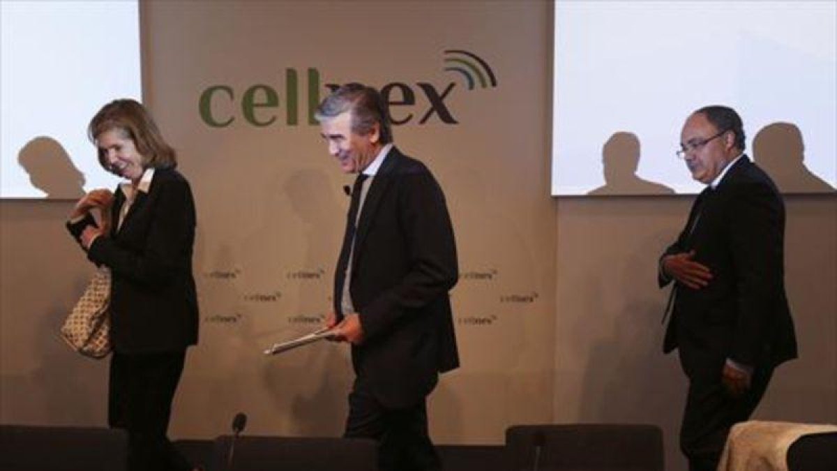 La notaria Isabel Gabarró; Francisco Reynés, presidente de Cellnex, y Tobías Martínez, consejero delegado, ayer.-DANNY CAMINAL
