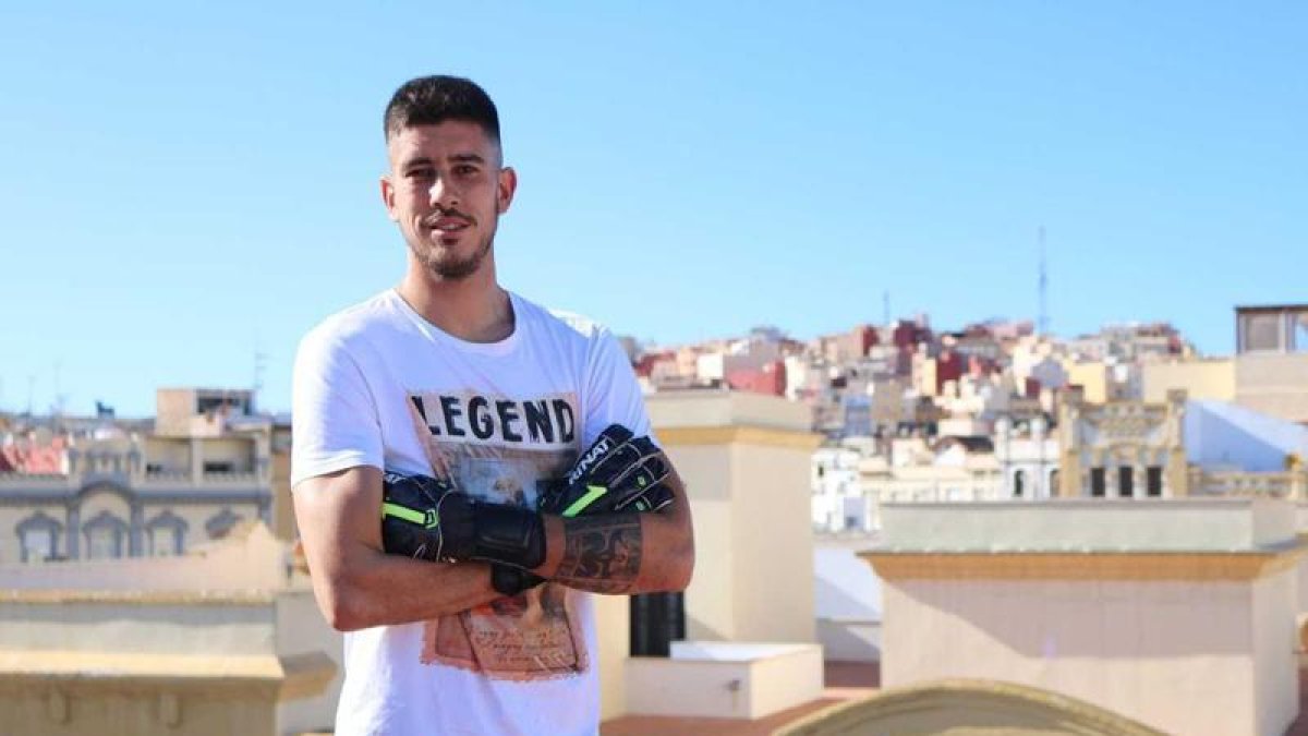 El nuevo portero numantino Dani Barrio con la ciudad de Melilla al fondo-El Faro de Melilla