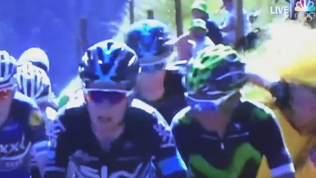 Una captura del momento en que Froome agrede a un aficionado colombiano.-