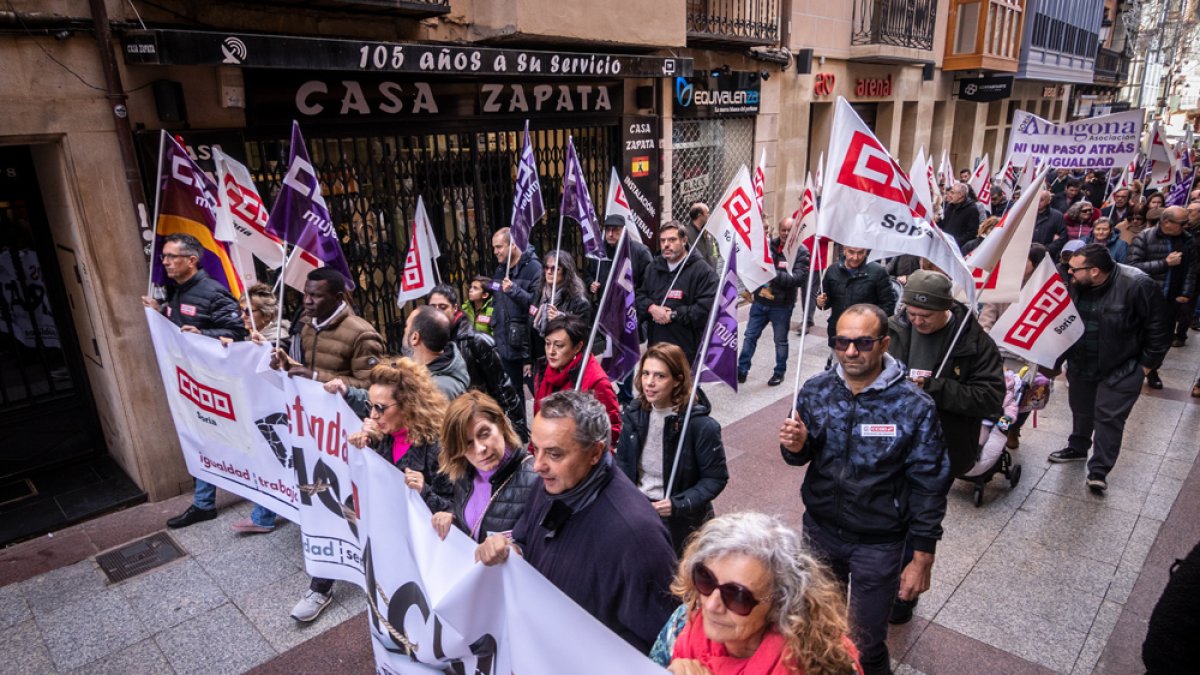 Unas 300 personas han secundado la manifestación convocada por los sindicatos a favor de la democracia y en protesta por la política de la Junta tras la entrada de Vox en el Ejecutivo regional.