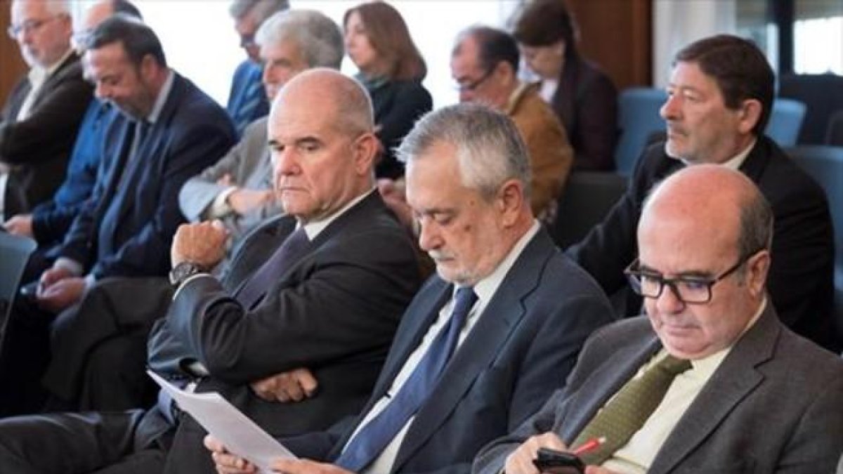 Manuel Chaves (izq.), José Antonio Griñán y Gaspar Zarrías (der.), en una de las jornadas del juicio por el caso de los ERE fraudulentos.-EFE/PEPO HERRERA