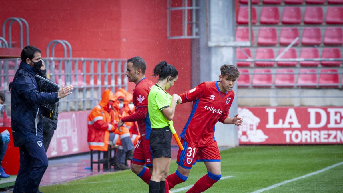 El numantino David Sanz, en la imagen el momento del debut con el primer equipo, hizo ayer el gol del empate del filial en León. MARIO TEJEDOR