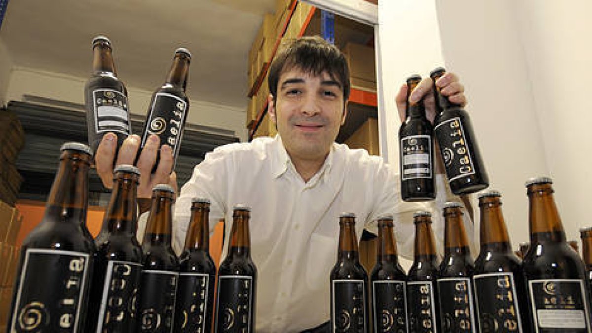Marcos Sanz posa junto a su cerveza. / V.G.-